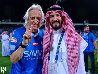 رئيس الهلال فهد بن نافل مع المدرب جورجي جيسوس بعد التتويج بلقب الدوري السعودي - 11 مايو 2024 - X/@Alhilal_FC