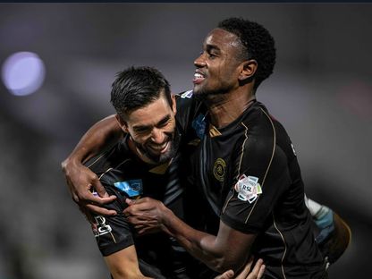ريكاردو ماتياس ويانيك كاراسكو يحتفلان بهدف للشباب في مرمى الأهلي - 30 أكتوبر 2026 - spl.com.sa