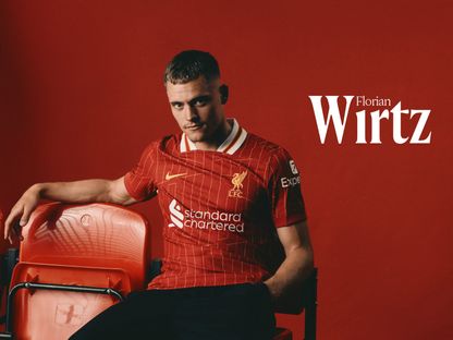 فلوريان فيرتز بقميص ليفربول بعد انضمامه للنادي من باير ليفركوزن - 20 يونيو 2025 - X/@LFC