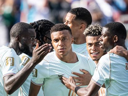 كيليان مبابي يحتفل مع زملاء بتسجيل هدف لفرنسا في مرمى المغرب بكأس العالم - 9 يوليو 2026 - X/@equipedefrance