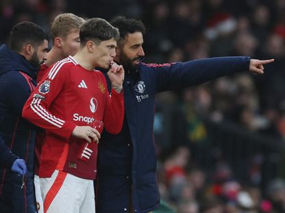 مدرب مانشستر يونايتد روبن أموريم يعطي تعليمات لأليخاندرو غارناتشو قبل إشراكه بديلاً أمام بورنموث - 22 ديسمبر 2024 - Reuters