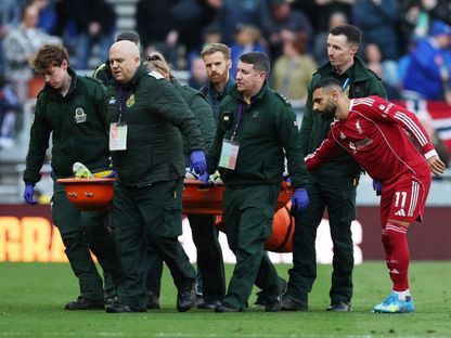 محمد صلاح يطمئن على جورجي ماماردشفيلي حارس ليفربول بعد إصابته ضد إيفرتون - 19 أبريل 2026 - Reuters