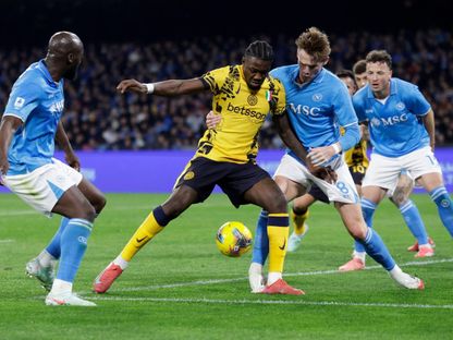 لاعب إنتر ميلان ماركوس تورام مع سكوت مكتوميناي وروميلو لوكاكو لاعبي نابولي خلال مباراة الفريقين في الدوري الإيطالي - 1 مارس 2025 - Reuters