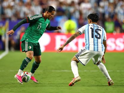 أنيس حاج موسى ونيكولاس غونزاليس خلال مباراة الجزائر والأرجنتين بكأس العالم - 17 يونيو 2026 - Reuters
