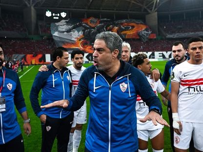 معتمد جمال مدرب الزمالك يوجه نصائحه للاعبيه خلال مواجهة شباب بلوزداد بكأس الكونفيدرالية - 10 أبريل 2026 - X/@Zamalek SC