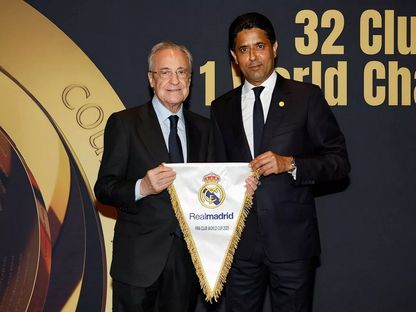 رئيس ريال مدريد فلورنتينو بيريز خلال تبادل هدايا مع رئيس باريس سان جيرمان ناصر الخليفي قبل مباراة الفريقين في كأس العالم للأندية - 9 يوليو 2025 - realmadrid.com
