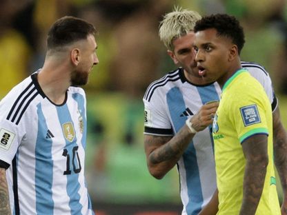 مشادة بين رودريغو وليونيل ميسي قبل بداية مباراة بين البرازيل والأرجنتين في تصفيات كأس العالم – 21 نوفمبر 2023 - Reuters 