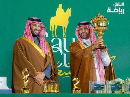 ولي العهد السعودي محمد بن سلمان يتوّج الفائز بكأس السعودية أغلى سباقات الخيول في العالم - ASHARQ