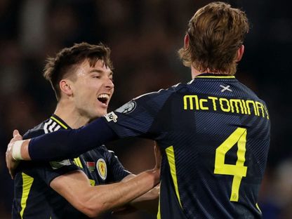 بيلي غيلمور يحتفل مع سكوت مكتوميناي في مباراة أسكتلندا وبيلاروسيا في تصفيات كأس العالم 2026 - 12 أكتوبر 2025 - Reuters