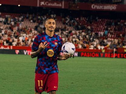قائد برشلونة رافينيا يحمل كرة "هاتريك" مباراة إشبيلية في الدوري الإسباني - 19 سبتمبر 2026 - X/@FCBarcelona