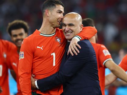 مدرب البرتغال روبرتو مارتينيز يحتفل مع كريستيانو رونالدو بعد الفوز على إسبانيا في نهائي دوري الأمم الأوروبية - 8 يونيو 2025 - Reuters