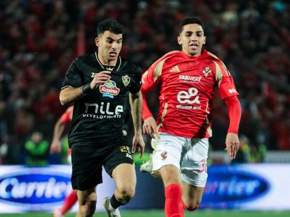 أحمد مصطفى "زيزو" جناح الزمالك يحاول المرور من أحمد نبيل "كوكا" مدافع الأهلي في القمة المصرية - 23 فبراير 2025 - X@ZSCOfficial