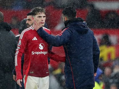 روبن أموريم مدرب مانشستر يونايتد مع إنه لاعبه أليخاندرو غارناتشو بعد تغييره أمام إبسويتش تاون بالدوري الإنجليزي الممتاز - 26 فبراير - REUTERS