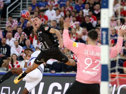 أحمد هشام (سيسا) لاعب مصر يسدد كرة على مرمى فرنسا - 28 يناير 2025 - Reuters