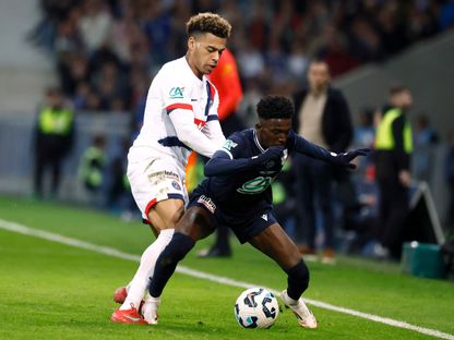 مهند آل سعد لاعب دانكيرك في صراع على الكرة مع نجم باريس سان جيرمان ديزيريه دوي بنصف نهائي كأس فرنسا - 1 أبريل 2025 - Reuters