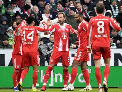 هاري كين يحتفل مع لاعبي بايرن ميونيخ بالهدف الأول أمام فيردر بريمن - 14 فبراير 2026 - Reuters