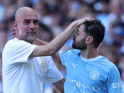 بيب غوارديولا وبرناردو سيلفا يودعان مانشستر سيتي في مباراة أستون فيلا بالدوري الإنجليزي - 24 مايو 2026 - reuters