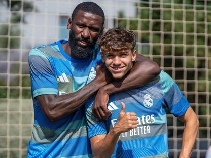 المغربي الصاعد تياغو بيتارش بجانب أنطونيو روديغر خلال تدريبات ريال مدريد - 10 أغسطس 2025 - X@FabricaMadrid