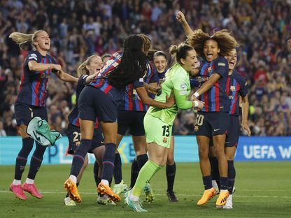 سيدات برشلونة يحتفلن بالتأهل لنهائي دوري الأبطال على حساب تشيلسي - 27 أبريل 2023 - Reuters