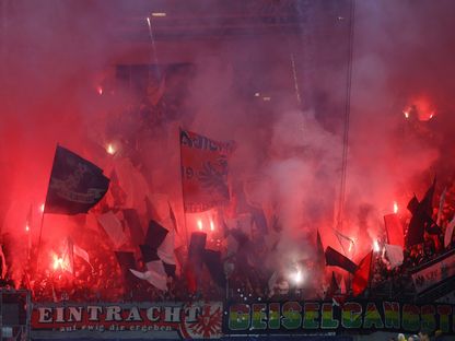 جماهير أينتراخت فرانكفورت تشعل الشماريخ في مواجهة فريقها أمام نابولي في دوري الأبطال - 21 فبراير 2023 - reuters