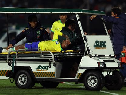 نيمار يغادر مواجهة البرازيل وأوروغواي باكياً بعد تعرضه للإصابة - 18 أكتوبر 2023 - AFP