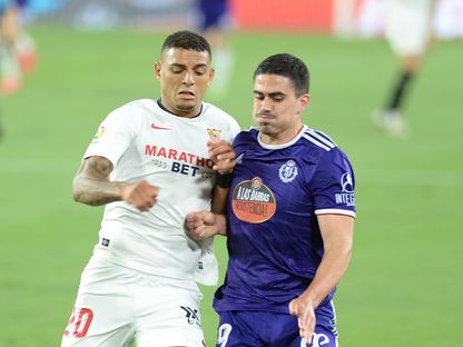 مدافع إشبيلية، البرازيلي دييغو كارلوس (يساراً)، يتحدى مهاجم بلد الوليد ميغيل خلال مباراة الفريقين في 26 يونيو 2020. - AFP