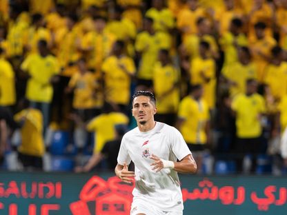 فيصل فجر لاعب نادي الوحدة يجري الحركات الاحمائية قبل مباراة التعاون - 2 سبتمبر 2023  - x/alwehdaclub1