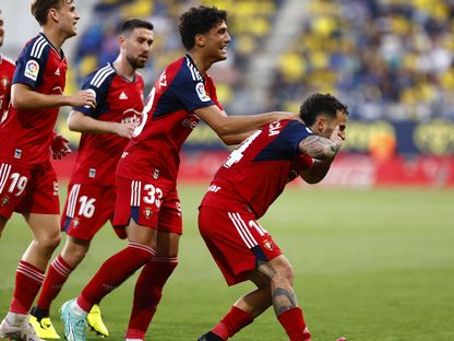 روبن غارسيا ولاعبون من أوساسونا بعد تسجيله هدف الفوز في مرمى قادش - 26 أبريل 2023 - Twitter/@Osasuna