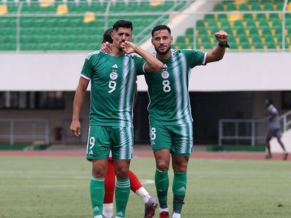 احتفال بغداد بونجاح مهاجم منتخب الجزائر مع زميله يوسف بلايلي بتسجيل هدف في مرمى بوروندي - 9 يناير 2024 - Facebook/FAF