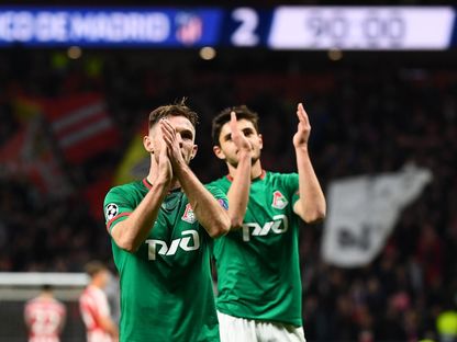 لاعب وسط لوكوموتيف موسكو البولندي ماسيج ريبوس (يسار) وزميله ستانيسلاف ماجكييف - AFP