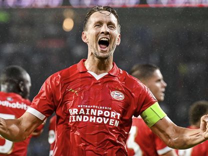 دي يونغ يُقرّب ايندهوفن من مجموعات دوري أبطال أوروبا