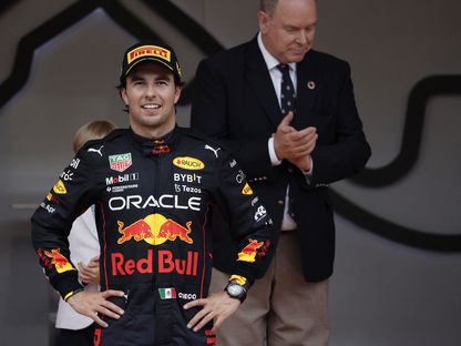 المكسيكي سيرجيو بيريز سائق رد بول بعد تتويجه بسباق جائزة موناكو الكبرى لسباقات فورمولا 1 للسيارات - REUTERS