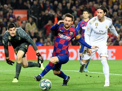 سيرجيو راموس (يمين), ليونيل ميسي (وسط) وتيبو كورتوا خلال مباراة الكلاسيكو في 18 ديسمبر 2019 - AFP