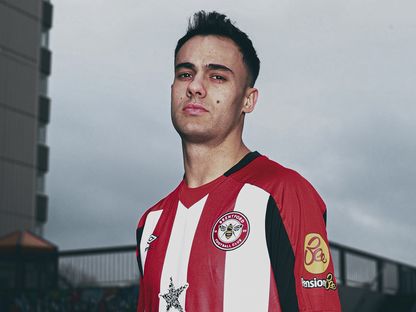 الإسباني سيرخيو ريغيلون بقميص برينتفورد بعد انضمامه للفريق على سبيل الإعارة - 17 يناير 2024 - X/@BrentfordFC