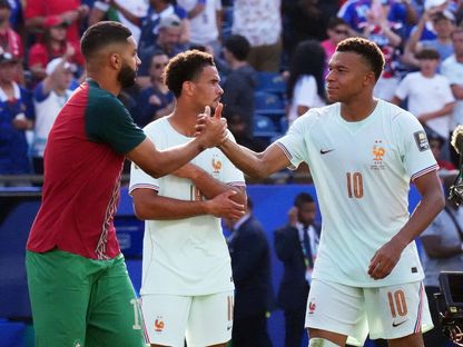 كيليان مبابي يصافح إسماعيل صيباري خلال لقاء فرنسا والمغرب بكأس العالم - 10 يوليو 2026 - Reuters