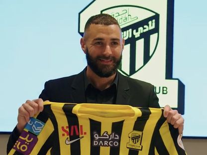 كريم بنزيما يحمل قميص ناديه الجديد الاتحاد السعودي بعد توقيع العقد - 6 يونيو 2023 - twitter/@ittihad