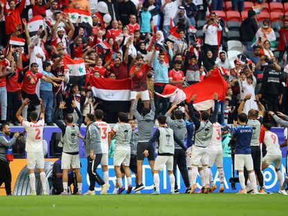 لاعبو منتخب سوريا يحتفلون مع الجمهور بعد التأهل لثمن نهائي كأس آسيا - 23 يناير 2024 - REUTERS