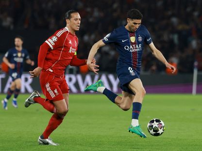 أشرف حكيمي في مواجهة فيرجيل فان دايك خلال مباراة بين باريس سان جيرمان وليفربول في دوري أبطال أوروبا - 8 أبريل 2026 - REUTERS