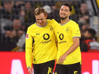ماكسيميليان باير يحتفل بهدفه مع رامي بن سبعيني خلال مباراة بوروسيا دورتموند وآينتراخت فرانكفورت بالدوري الألماني - 24 أكتوبر 2026 - Reuters