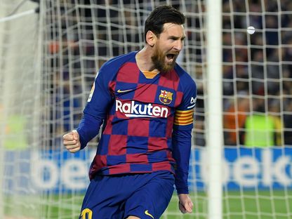 مهاجم برشلونة الأرجنتيني ليونيل ميسي يحتفل بعد تسجيله هدفاً خلال مباراة في الدوري الإسباني لكرة القدم - AFP