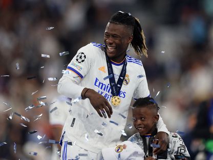 الفرنسي كامافينجا يحتفل رفقة شقيقه بلقب دوري أبطال أوروبا - مايو 2022 - REUTERS