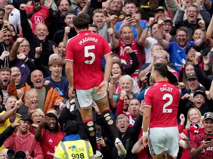 هاري ماغواير يحتفل مع جمهور مانشستر يونايتد بعد التسبب في الهدف الثاني أمام برايتون بالدوري الإنجليزي - 30 أغسطس 2026 - reuters