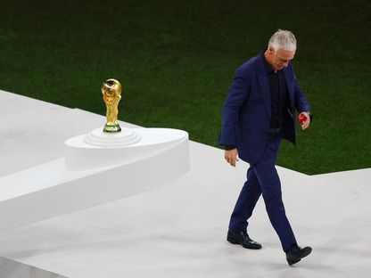 مدرب منتخب فرنسا ديدييه ديشان بعد منحه ميدالية فضية إثر خسارته النهائي أمام الأرجنتين في كأس العالم - 18 ديسمبر 2022 - Reuters 