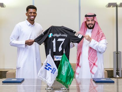 حارس نادي الهلال محمد الربيعي بعد التوقيع مع النادي حتى 2027 - 30 أغسطس 2023  - X/@Alhilal_EN