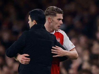 ميكيل أرتيتا يعانق فيكتور جيوكيرس في مباراة أرسنال وأتلتيكو مدريد بدوري أبطال أوروبا - 21 أكتوبر 2025 - Reuters