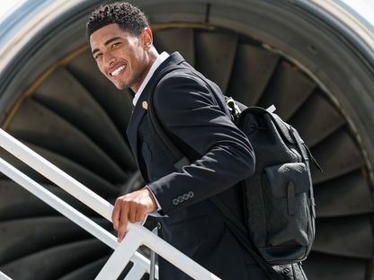 جود بيلينغهام نجم ريال مدريد قبل إقلاع طائرة الفريق إلى نيويورك - 9 يوليو 2025 - X/@SPL
