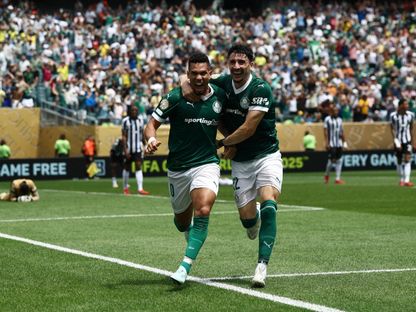 باولينيو (إلى اليسار) لاعب بالميراس يحتفل مع خواكين بيكيريز بهدفه في مرمى بوتافوغو في كأس العالم للأندية - 28 يونيو 2025 - Reuters