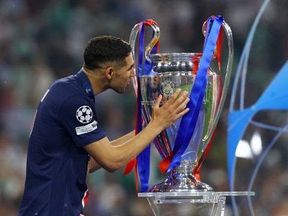 أشرف حكيمي نجم باريس سان جيرمان يقبل لقب دوري أبطال أوروبا - 31 مايو 2025 - Reuters