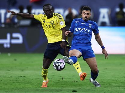 علي لاجامي مدافع النصر في صراع على الكرة مع ساديو ماني لاعب النصر في لقاء الفريقين بالدوري السعودي - 12 مايو 2026 - Reuters