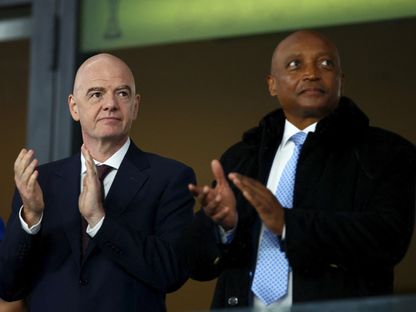 رئيسا الاتحاد الإفريقي لكرة القدم باتريس موتسيبي و"فيفا" جياني إنفانتينو قبل مباراة بين جنوب إفريقيا والكاميرون في كأس أمم إفريقيا بالرباط - 4 يناير 2026 - REUTERS